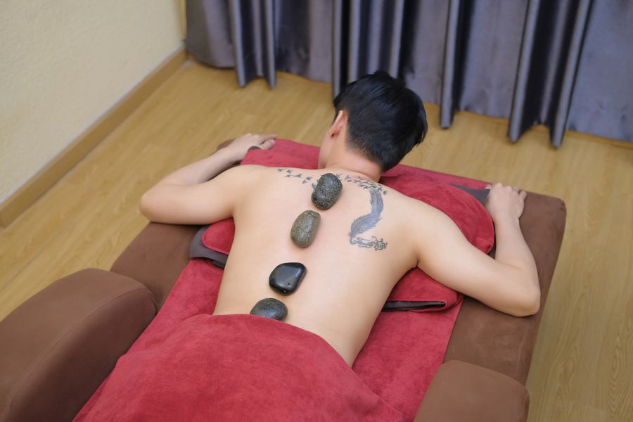 Massage đá nóng